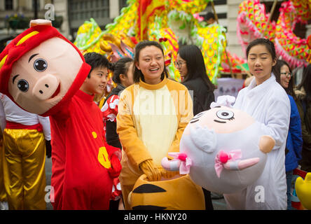 Künstler erwarten Beginn der chinesischen Neujahrsparade in London, Teil der Chinese New Year Feierlichkeiten zum Jahresbeginn des Hahnes. Stockfoto