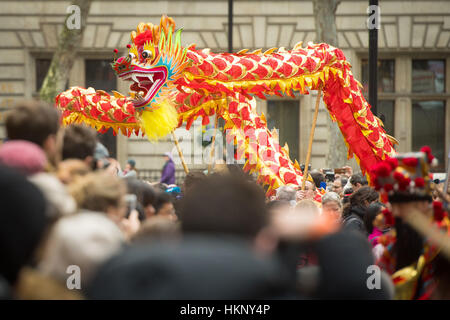 Tänzerinnen führen einen traditionellen Drachentanz während der Chinese New Year Parade in London, Teil der Chinese New Year Feierlichkeiten zum Jahresbeginn des Hahnes. Stockfoto