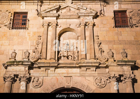 SALAMANCA, Spanien, APRIL - 17, 2016: Die Renaissance - Barock (Plateresk) Portal der Kirche Iglesia de San Marin (1586). Stockfoto