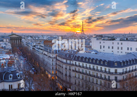 Eiffelturm bei Sonnenuntergang in Paris, Frankreich