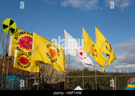 Flaggen auf Anti-Atom-Protest in Hinkley Point North Somerset. Demonstranten haben ein Bauernhaus besetzt, wie EDF klar das Land gut, bevor sie eine Baugenehmigung für ein neues Kraftwerk in Hinkley C als Teil der neuen nuklearen Plan der britischen Regierung gegeben haben Stockfoto