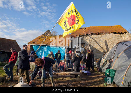 Anti-Atom-Protest in Hinkley Point North Somerset. Demonstranten haben ein Bauernhaus besetzt, wie EDF klar das Land gut, bevor sie eine Baugenehmigung für ein neues Kraftwerk in Hinkley C als Teil der neuen nuklearen Plan der britischen Regierung gegeben haben Stockfoto