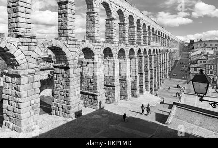 SEGOVIA, Spanien, APRIL - 13, 2016: Aquädukt von Segovia und Plaza del Azoguejo mit der Stadt. Stockfoto