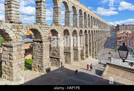 SEGOVIA, Spanien, APRIL - 13, 2016: Aquädukt von Segovia und Plaza del Azoguejo mit der Stadt. Stockfoto