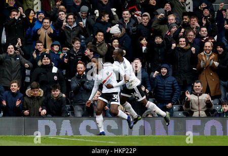 Fulhams Ryan Sessegnon feiert Tor seiner Mannschaft dritte des Spiels mit Sone Aluko (rechts) während der Emirate FA Cup, vierten Vorrundenspiel im Craven Cottage, London. Stockfoto