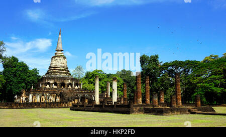 Historical Park Wat Chang Lom Tempel Landschaft mit Bäumen Sukhothai Welterbe Stockfoto