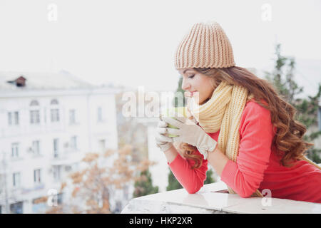 schöne Mädchen in einen Hut und Handschuhe, heißen Tee trinken Stockfoto
