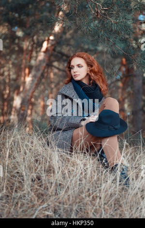 Rothaarige Frau mit lockigen Haaren im freien Stockfoto