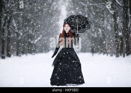 Frau in schwarz viktorianischen Kleid im Winter park Stockfoto
