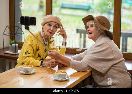 Ältere Frauen, die die Selfie. Stockfoto