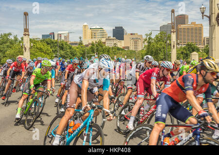 Die letzte Etappe der Tour Down Under-Rennen auf dem Stadtkurs von zentralen Adelaide Stockfoto