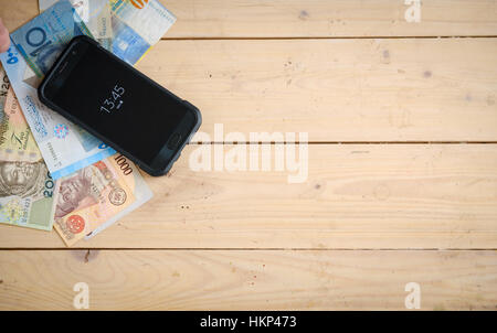 Verschiedenen Ländern Banknoten auf dem Holztisch Stockfoto