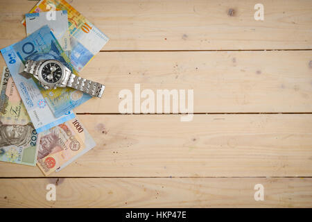 Verschiedenen Ländern Banknoten auf dem Holztisch Stockfoto