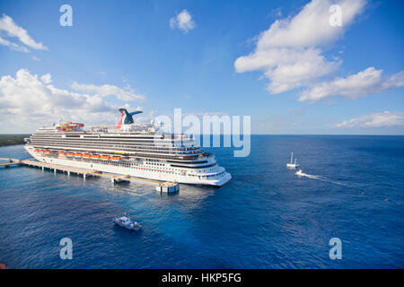 Aerial Fotografieren von Carnival Cruise Schiff Vista im Hafen von Cozumel Mexiko mit ein paar kleinere Ausschreibungen Umlauf es angedockt Stockfoto