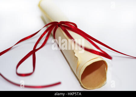 Papier-Bundle mit rotem Band. Stockfoto