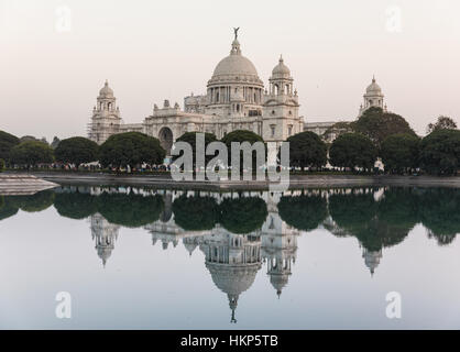 Das Victoria Memorial und die Reflexion in Kolkata (Kalkutta), Westbengalen, Indien Stockfoto