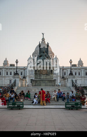 Touristen am Victoria Denkmal in Kalkutta (Kolkata), West Bengal, Indien. Stockfoto