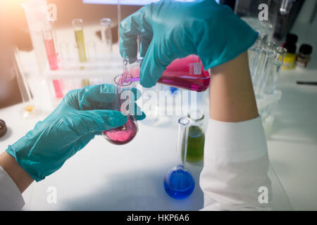 Laborantin trägt chemische Prüfung Stockfoto