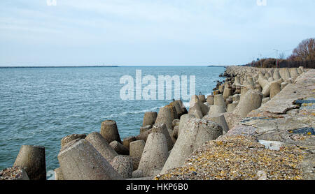 Kai mit einem Wellenbrecher an düsteren, kalten Herbsttag Stockfoto