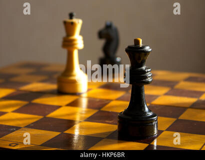 Situation am Schachbrett mit schwarzen Königin und weißen König Closeup Stockfoto