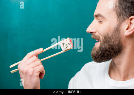 Mann mit sushi Stockfoto