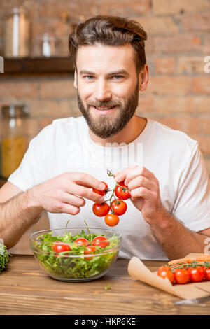 Mann, Salat Stockfoto