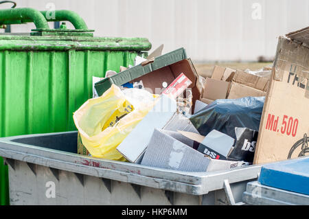 Müll in den Container in einer Industriezone, Santpedor, Barcelona, Katalonien, Spanien Stockfoto