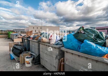 Müll in den Container in einer Industriezone, Santpedor, Barcelona, Katalonien, Spanien Stockfoto