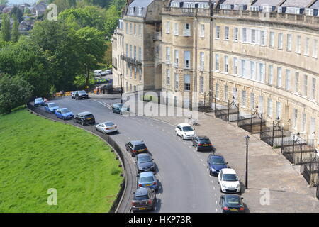 Bath, Großbritannien - 13. Mai 2016: Luftaufnahme des Lansdown Halbmond. Der Wahrzeichen Halbmond wurde vom Architekten John Palmer ca.1780 entworfen. Stockfoto