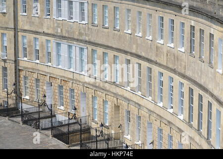 Ansicht des georgischen Crescent Bürgerhäuser in der Stadt Bath in Somerset, England Stockfoto