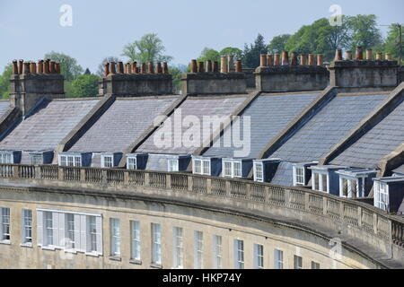 Dach-Draufsicht von einem georgischen Halbmond in der Stadt Bath in Somerset, England Stockfoto