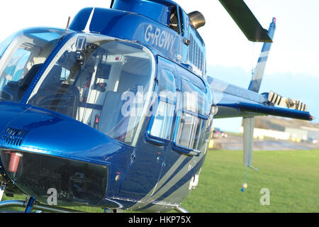 Bell 206 Jet Ranger Helikopter auf einem Rasen-Flugplatz im Vereinigten Königreich Stockfoto