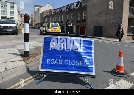 Bath, UK - 13. Mai 2016: Ein geschlossener Schild sitzt an einer Straßensperre in der Nähe ein WWII-Blindgänger auf einer Baustelle gefunden. Stockfoto