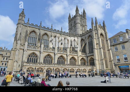 Bath, UK - 13. Mai 2016: Touristen und Einheimische treffen sich in den Innenhof des historischen Bath Abbey und Roman Baths. Stockfoto