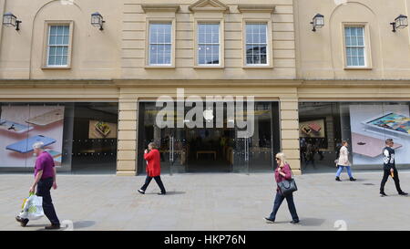 Bath, UK - 13. Mai 2016: Menschen weitergeben, einen Apple Store eine Innenstadt Einkaufsstraße. Stockfoto