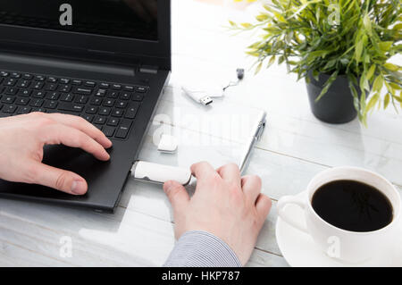 Mann Sie GSM-Modem an einen Laptop anschließen Stockfoto