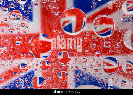 Wassertropfen, die Bilder von der Union Jack-Flagge des Vereinigten Königreichs Stockfoto