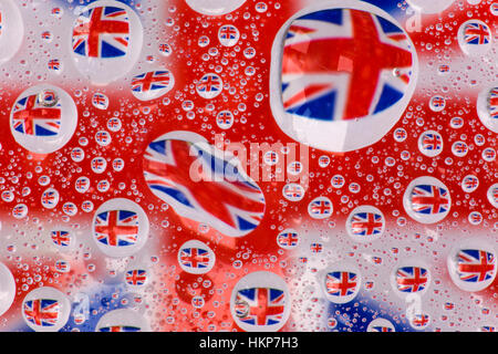 Wassertropfen, die Bilder von der Union Jack-Flagge des Vereinigten Königreichs Stockfoto