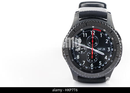 CHESTER, UK - 28. Januar 2017: Samsung Gear S3 Smartwatch mit Exemplar auf der linken Seite. Stockfoto