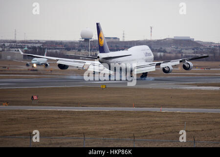 Lufthansa Boeing 747-400 Landung am Flughafen Toronto Pearson auf Runway 23L Stockfoto