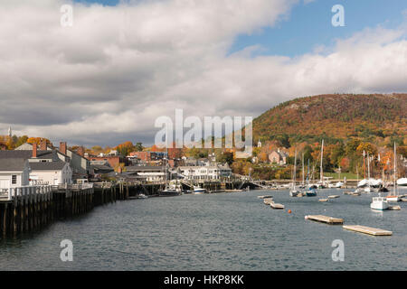 Eine Ansicht von Camden Harbor, Maine, mit Mount Battie in die Backgound Stockfoto