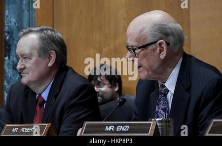 Mitglieder der Senate Finance Committee L-R Mike Crapo (R-Idaho) Pat Roberts (R-Kansas) Frage Steven Mnuckin während seiner Anhörung zu Secretary Of The Treasury Stockfoto