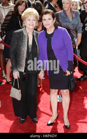 Debbie Reynolds und Carrie Fisher ankommen für 2011 Primetime Creative Arts Emmy Awards in Los Angeles, Kalifornien am 10. September 2011. Foto von Francis Specker Stockfoto