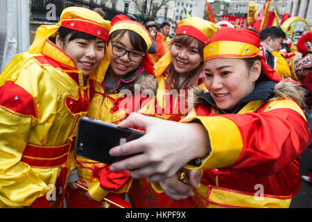 London, UK. 29. Januar 2017. Selfies sind vor der Parade genommen. Londoner Willkommen zum "Jahr des Hahnes" mit einem Chinesische Neujahrsparade vom Trafalgar Square, Chinatown.