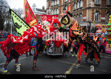 London, UK. 29. Januar 2017. Löwen in Cambridge Circus tanzen. Londoner Willkommen zum "Jahr des Hahnes" mit einem Chinesische Neujahrsparade vom Trafalgar Square, Chinatown. Stockfoto