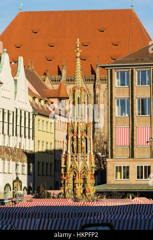 Blick über Weihnachten Marktstände Schoene Brunnen oder schönen Brunnen am Hauptmarkt Square. Nürnberg, Bayern, Deutschland Stockfoto