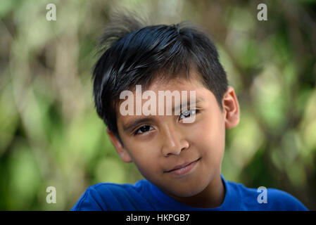 Kopfschuss von Latino Boy mit Lächeln im Garten Stockfoto