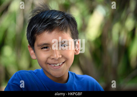 glückliche junge Latino mit Lächeln in der Natur Stockfoto