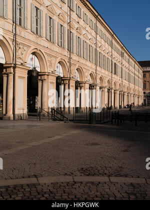 Turin, Italien, 24. Januar 2017: Bögen der Piazza San Carlo, einem der wichtigsten Plätze der Stadt. Stockfoto