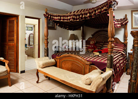 Schlafzimmer mit Vintage Holzbett Streifen Vorhänge Stockfoto